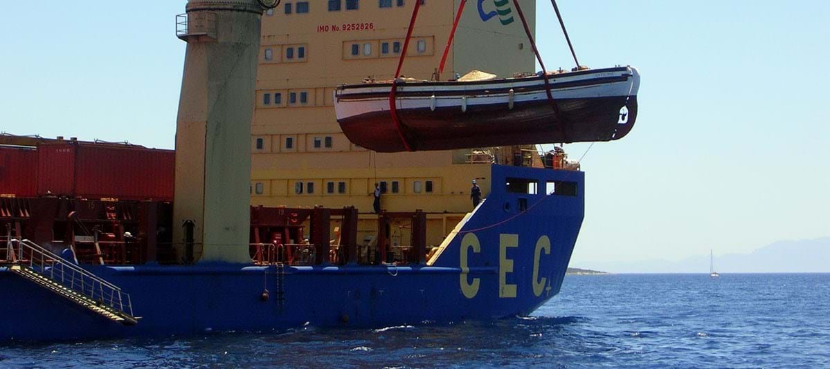 Skibet hejses ombord på CEC Century for at blive fragtet hjem til Danmark.