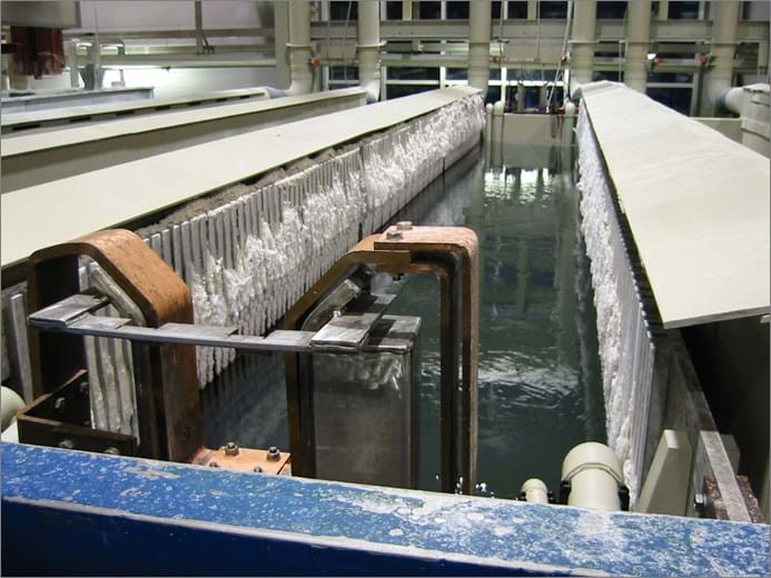 Anodiseringen af aluminium foregår i store bade.