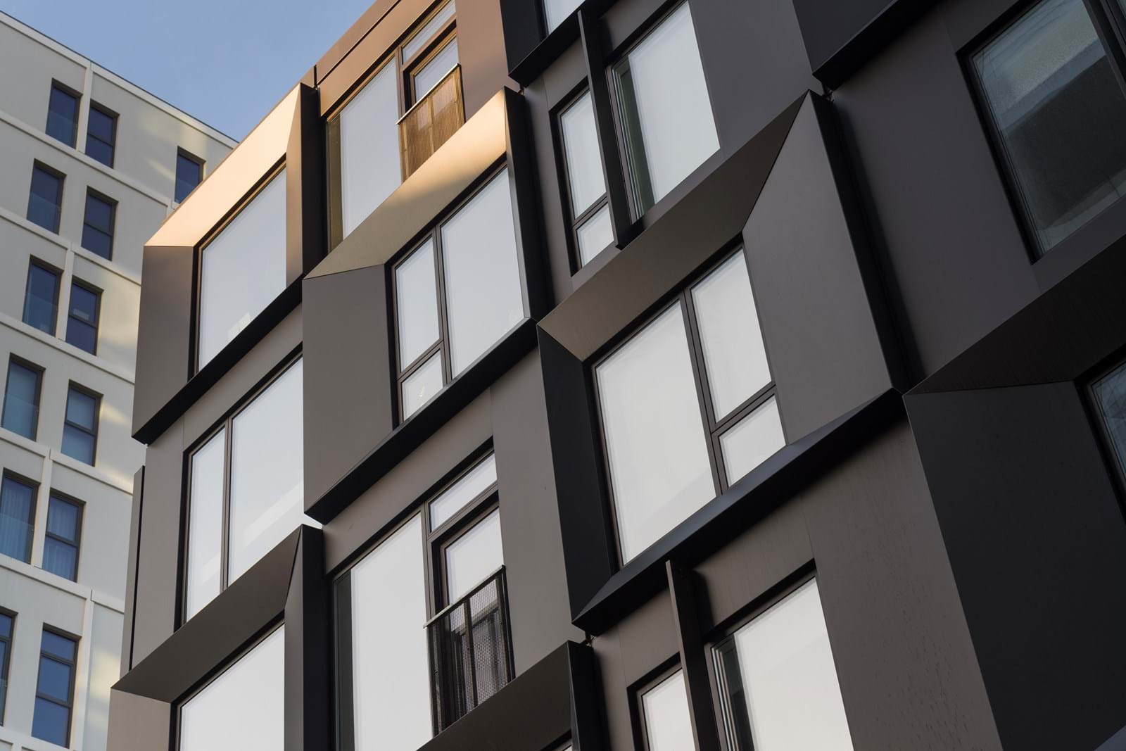 Aluminiumfacade med farvet anodsering