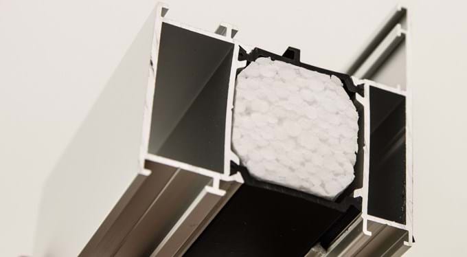 Et aluminiumprofil med indbygget isolering.