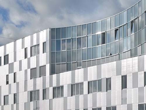 VUC ved Odense Havn er beklædt med ubehandlet aluminium fra Alumeco.