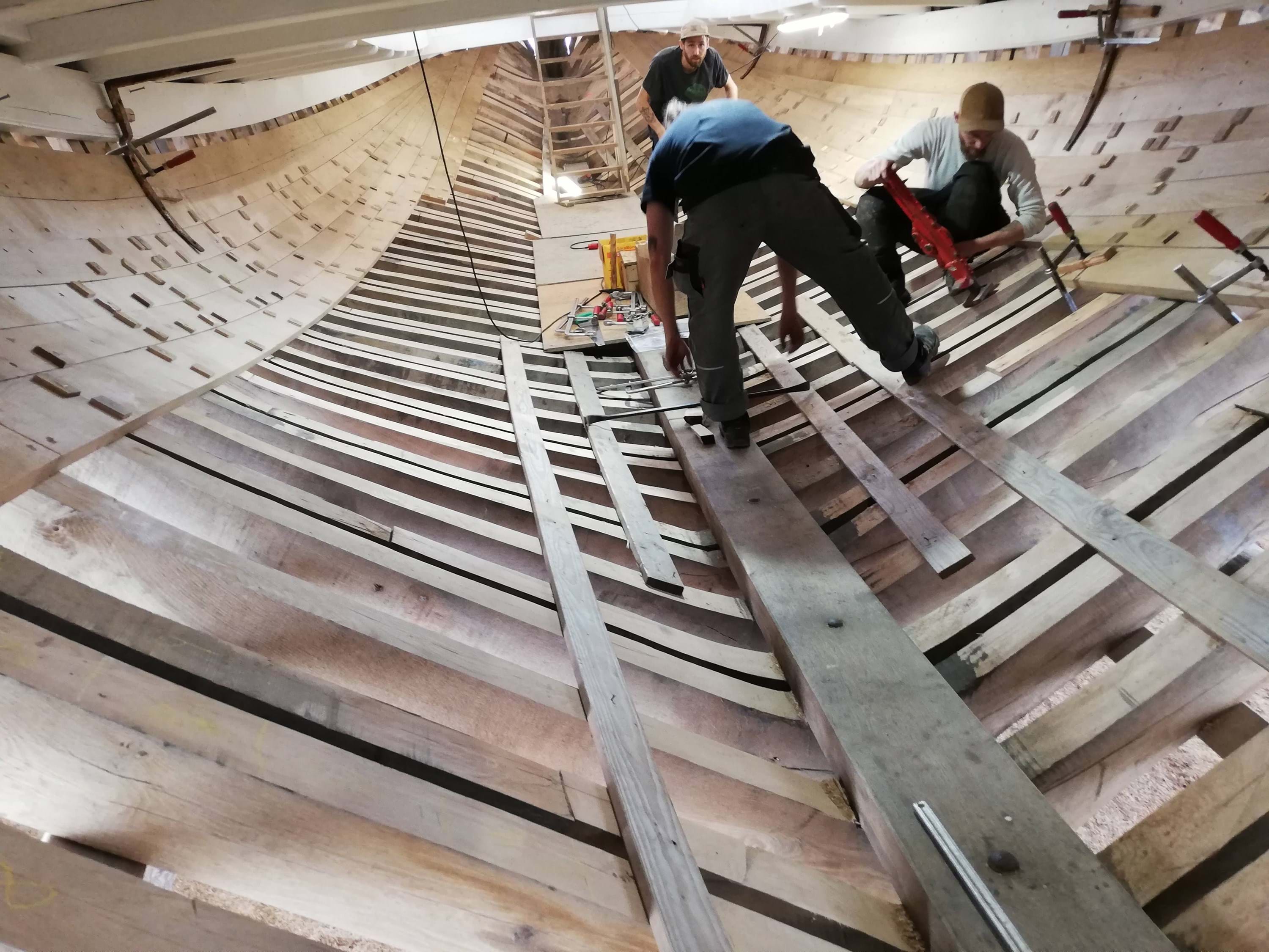 Hele træbeklædningen på det gamle skib skal skiftes ud. Derfor var der brug for nye bolte og spiger til at fæstne de nye planker.