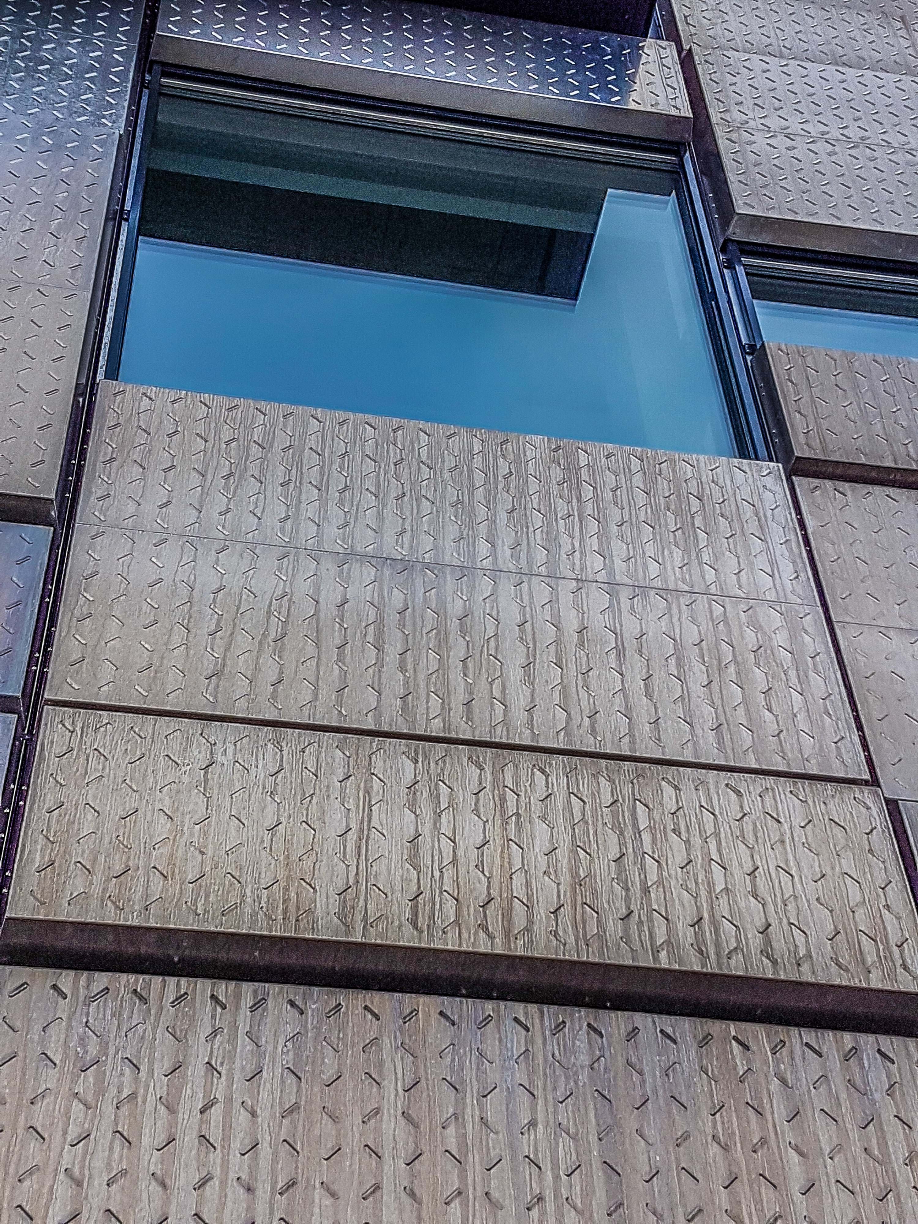 Facade i aluminium angrebet af beton