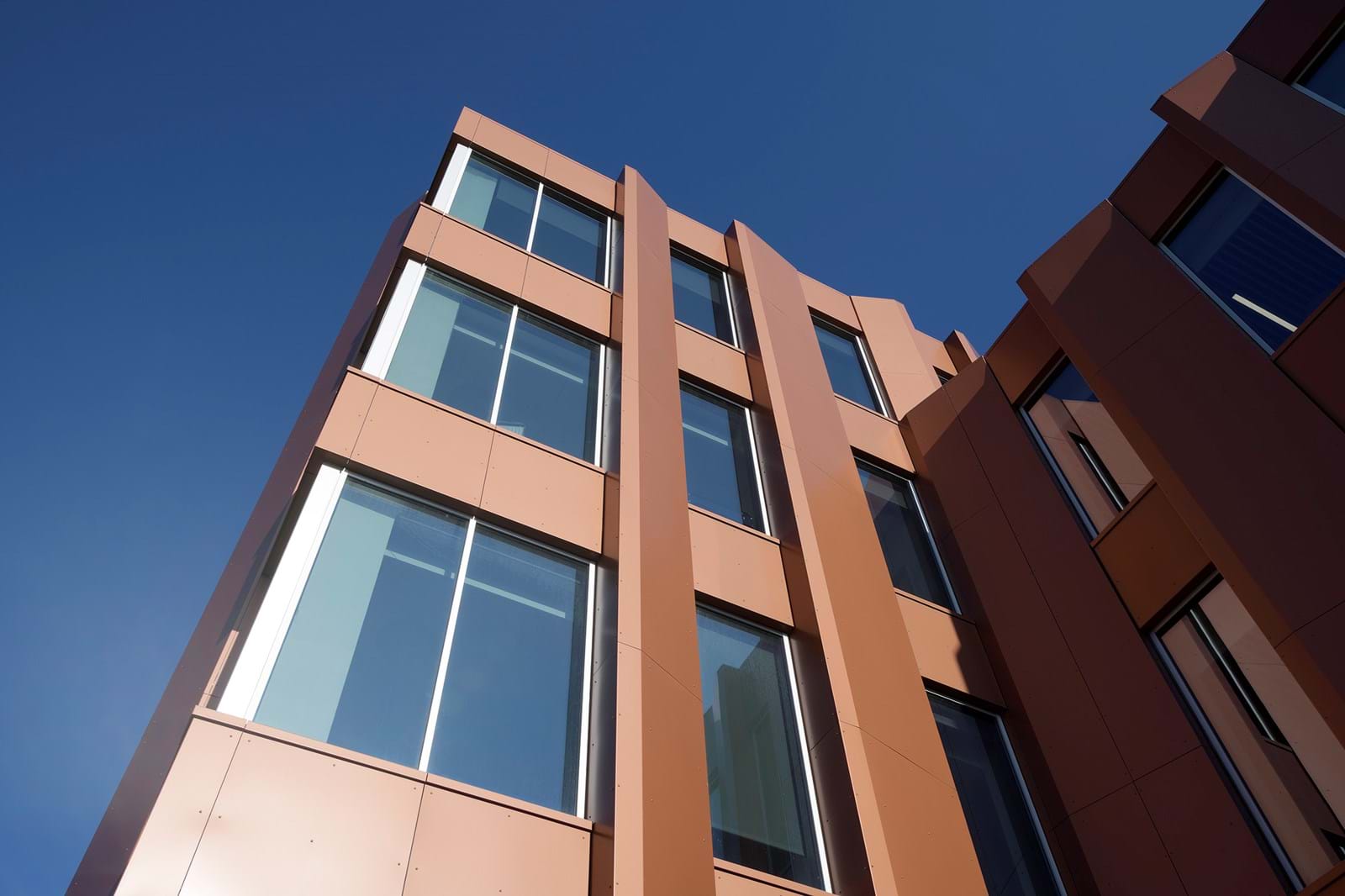 Lakeret aluminiumfacade